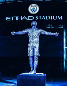 Imagen secundaria 2 - La estatua de David Silva ya luce en el Etihad Stadium