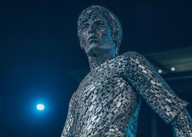 Imagen secundaria 1 - La estatua de David Silva ya luce en el Etihad Stadium