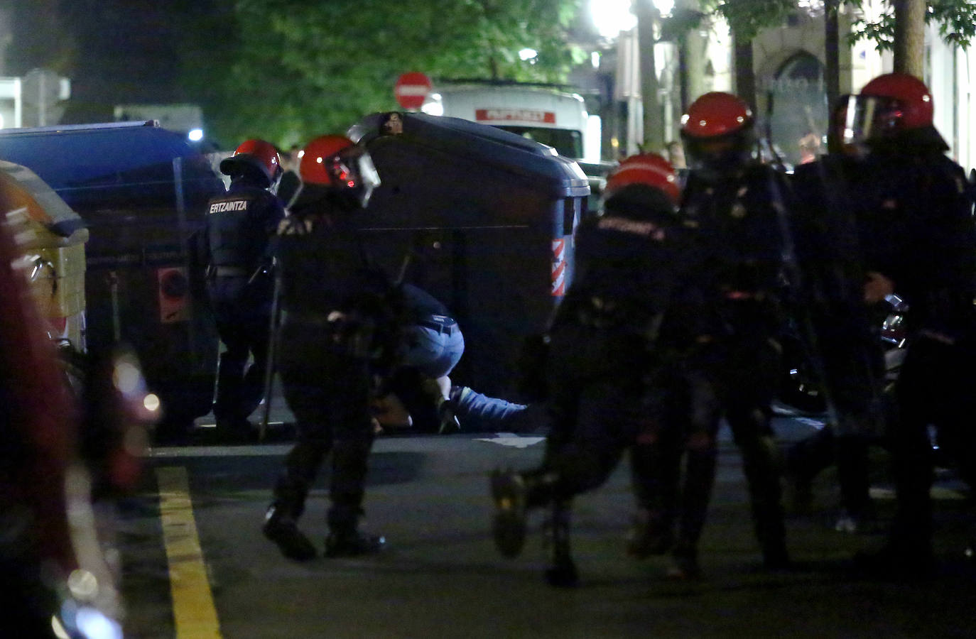 La capital guipuzcoana ha vivido otro sábado de altercados y violencia callejera que ha finalizado con una quincena de jóvenes detenidos