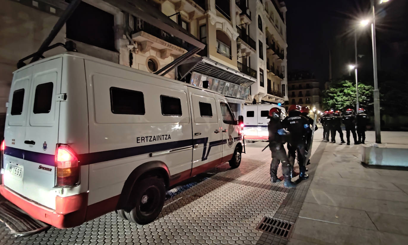 La capital guipuzcoana ha vivido otro sábado de altercados y violencia callejera que ha finalizado con una quincena de jóvenes detenidos