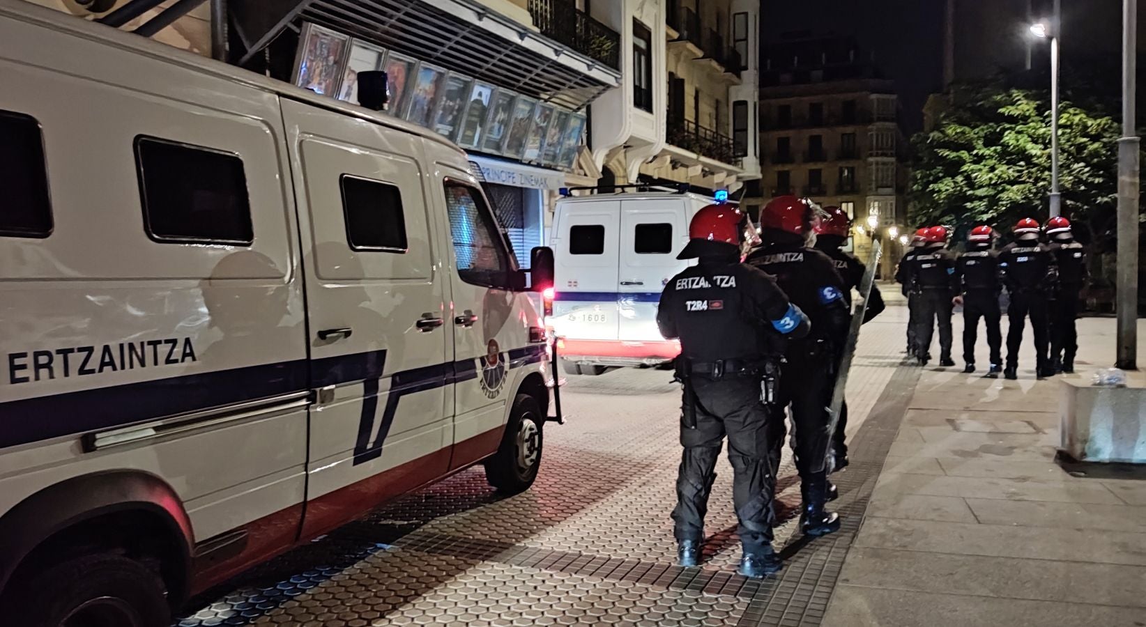 La capital guipuzcoana ha vivido otro sábado de altercados y violencia callejera que ha finalizado con una quincena de jóvenes detenidos