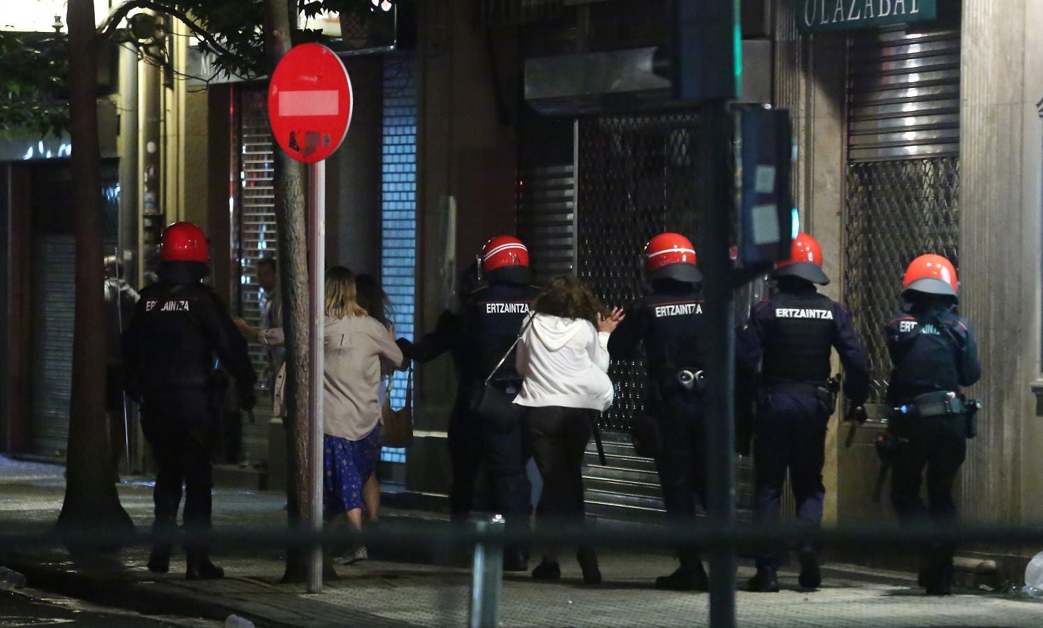 La capital guipuzcoana ha vivido otro sábado de altercados y violencia callejera que ha finalizado con una quincena de jóvenes detenidos