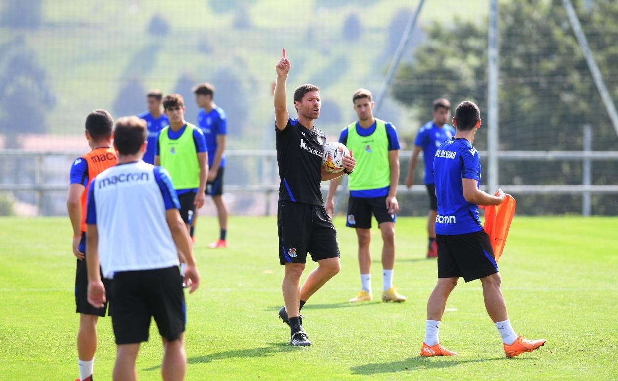 Xabi Alonso da instrucciones a sus jugadores. 