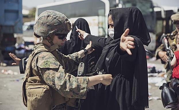 Alto riesgo en el aeropuerto de Kabul a tres días de la salida de EE UU