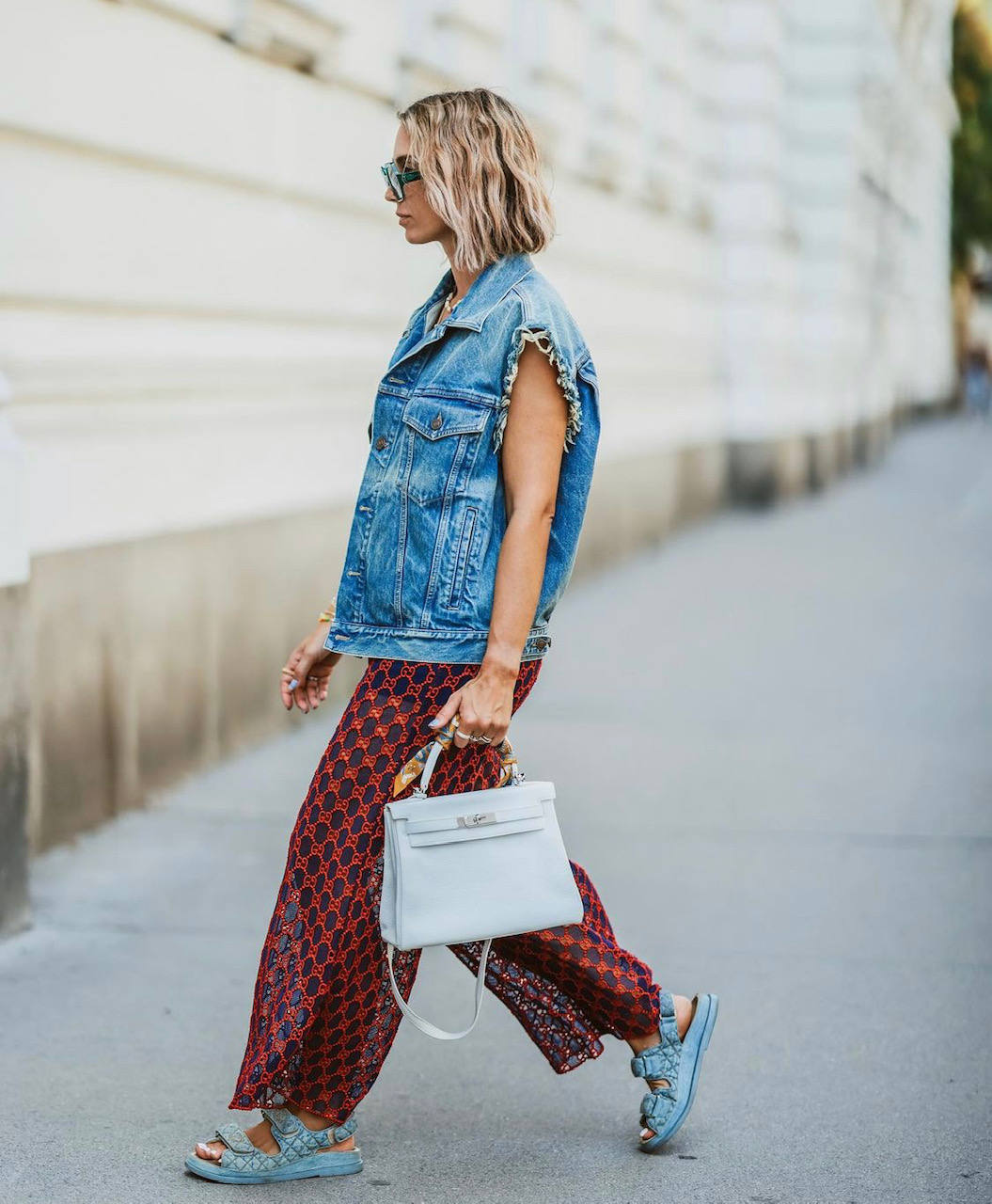 Con el cambio de mes llega el momento de revolucionar el armario. De hecho, la mayoría de nosotras llevamos días buscando los mejores looks de entretiempo para crear los estilismos más cool de septiembre. Gabardinas XXL, prendas o complementos acolchados, estampados geométricos, print animal, cuadros vichy, botas blancas, mocasiones, el color naranja, blazers oversize, blusas románticas, pantalones wide-leg en todas sus versiones, jeans rectos y clásicos; piel o polipiel; cuellos bobo... He aquí las piezas imprescindibles de la temporada