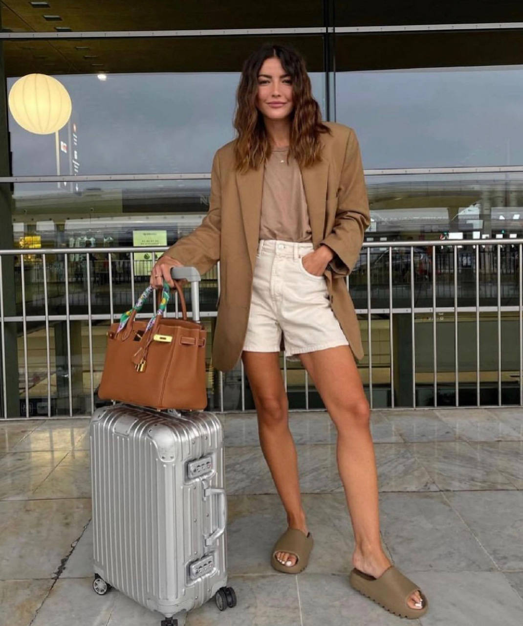 Con el cambio de mes llega el momento de revolucionar el armario. De hecho, la mayoría de nosotras llevamos días buscando los mejores looks de entretiempo para crear los estilismos más cool de septiembre. Gabardinas XXL, prendas o complementos acolchados, estampados geométricos, print animal, cuadros vichy, botas blancas, mocasiones, el color naranja, blazers oversize, blusas románticas, pantalones wide-leg en todas sus versiones, jeans rectos y clásicos; piel o polipiel; cuellos bobo... He aquí las piezas imprescindibles de la temporada