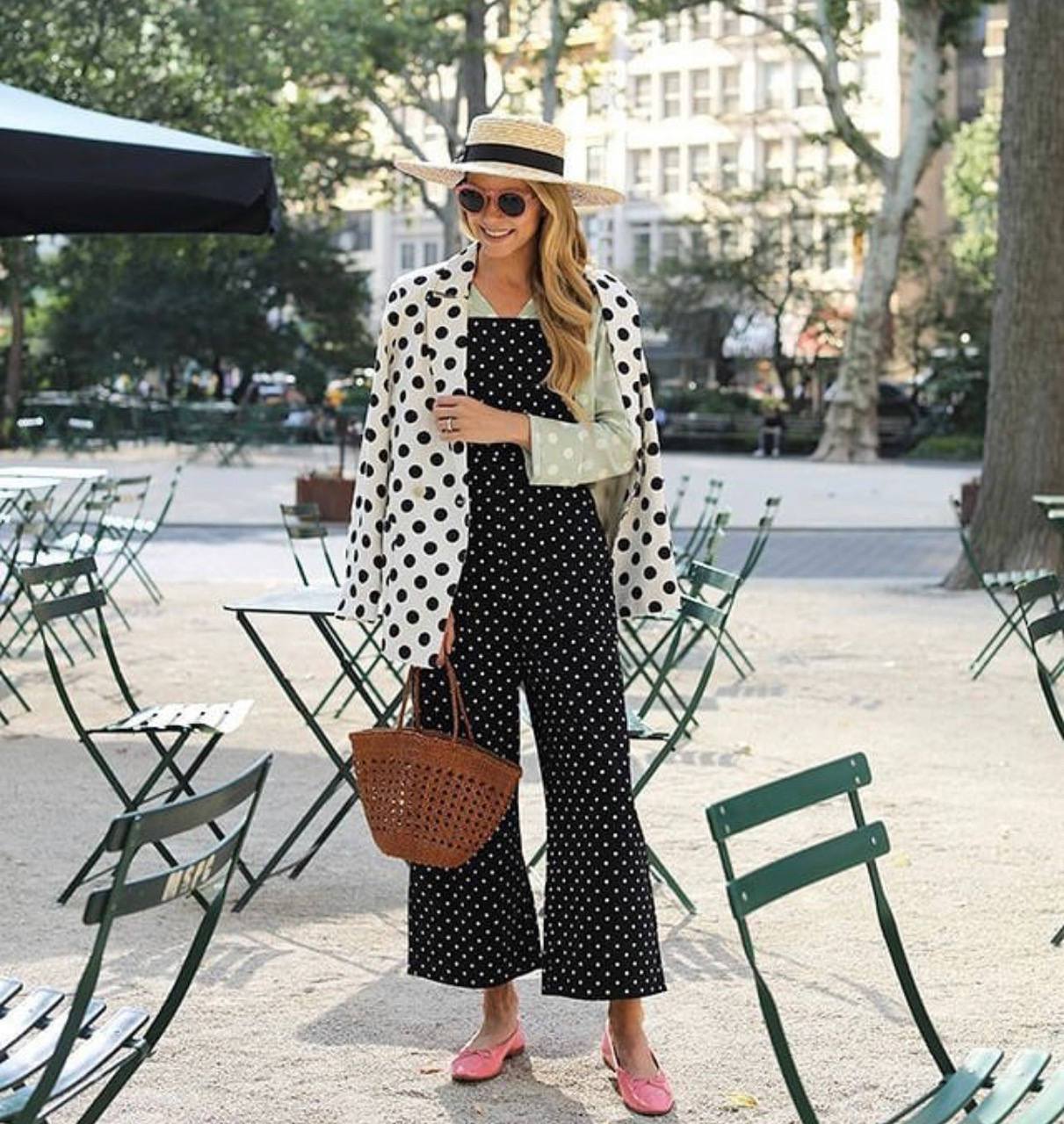 Con el cambio de mes llega el momento de revolucionar el armario. De hecho, la mayoría de nosotras llevamos días buscando los mejores looks de entretiempo para crear los estilismos más cool de septiembre. Gabardinas XXL, prendas o complementos acolchados, estampados geométricos, print animal, cuadros vichy, botas blancas, mocasiones, el color naranja, blazers oversize, blusas románticas, pantalones wide-leg en todas sus versiones, jeans rectos y clásicos; piel o polipiel; cuellos bobo... He aquí las piezas imprescindibles de la temporada