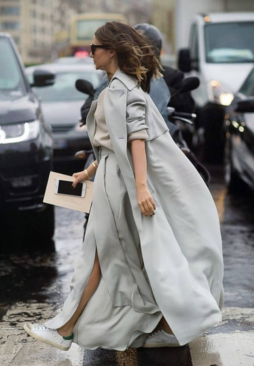 Con el cambio de mes llega el momento de revolucionar el armario. De hecho, la mayoría de nosotras llevamos días buscando los mejores looks de entretiempo para crear los estilismos más cool de septiembre. Gabardinas XXL, prendas o complementos acolchados, estampados geométricos, print animal, cuadros vichy, botas blancas, mocasiones, el color naranja, blazers oversize, blusas románticas, pantalones wide-leg en todas sus versiones, jeans rectos y clásicos; piel o polipiel; cuellos bobo... He aquí las piezas imprescindibles de la temporada