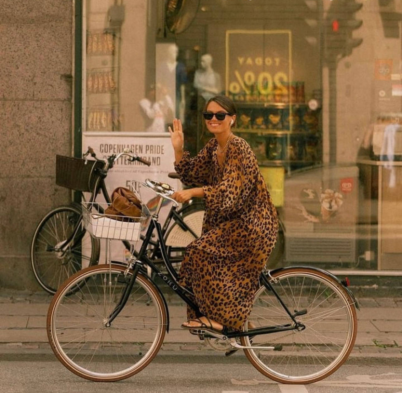 Con el cambio de mes llega el momento de revolucionar el armario. De hecho, la mayoría de nosotras llevamos días buscando los mejores looks de entretiempo para crear los estilismos más cool de septiembre. Gabardinas XXL, prendas o complementos acolchados, estampados geométricos, print animal, cuadros vichy, botas blancas, mocasiones, el color naranja, blazers oversize, blusas románticas, pantalones wide-leg en todas sus versiones, jeans rectos y clásicos; piel o polipiel; cuellos bobo... He aquí las piezas imprescindibles de la temporada