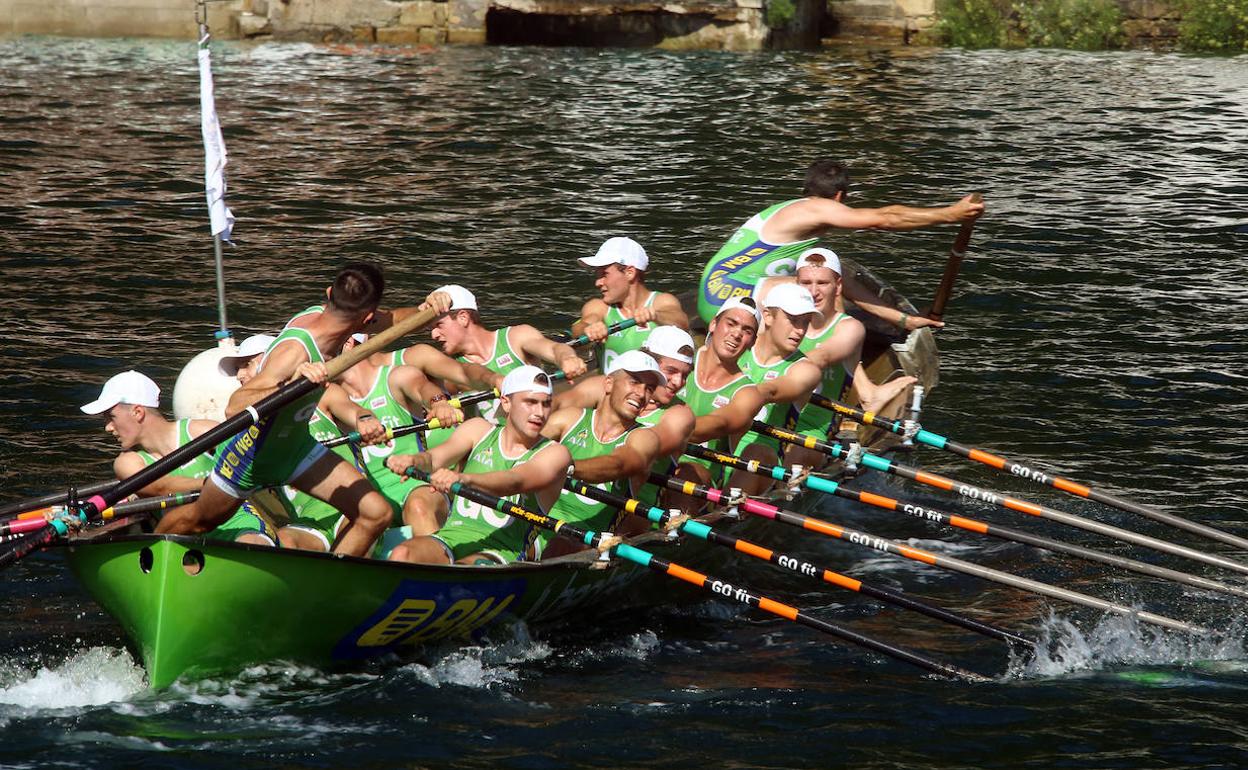 Hondarribia B realiza la ciaboga durante la regata de Pasaia. 