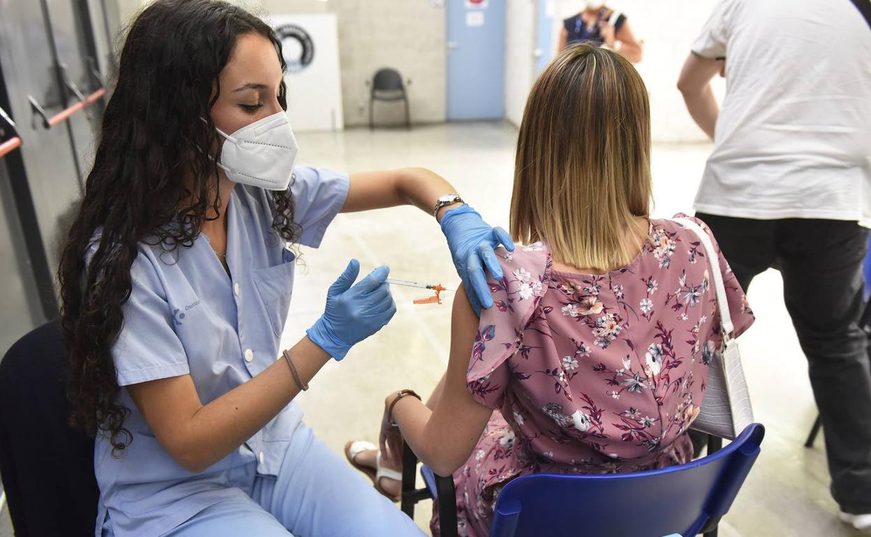 Una mujer se vacuna en el vacunódromo de Illunbe.