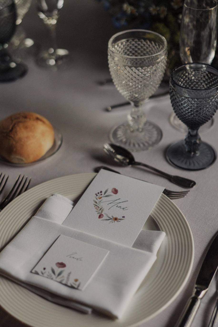 ¿Lugar? Caserío Algorta ¿Vestido de la novia? Paradero Quirós ¿Calzado? Flor de Asoka ¿Maquillaje? Studio Femme ¿Wedding Planner? Martina Por El Norte ¿Decoración floral? Flores Elorz. El enlace de Julene y Carlos se celebró el pasado 21 de agosto. Una boda de ensueño que cumplió con todas las necesidades de la pareja: un evento sofisticado, fino y elegante, con un gran protagonismo floral y una importante presencia del estampado vichy. Un enlace organizado por Martina Por El Norte, perfectamente coordinado y estéticamente muy pensado y trabajado. Una boda que cumplió con todas las expectativas de la pareja. Estas son las imágenes que han trascendido