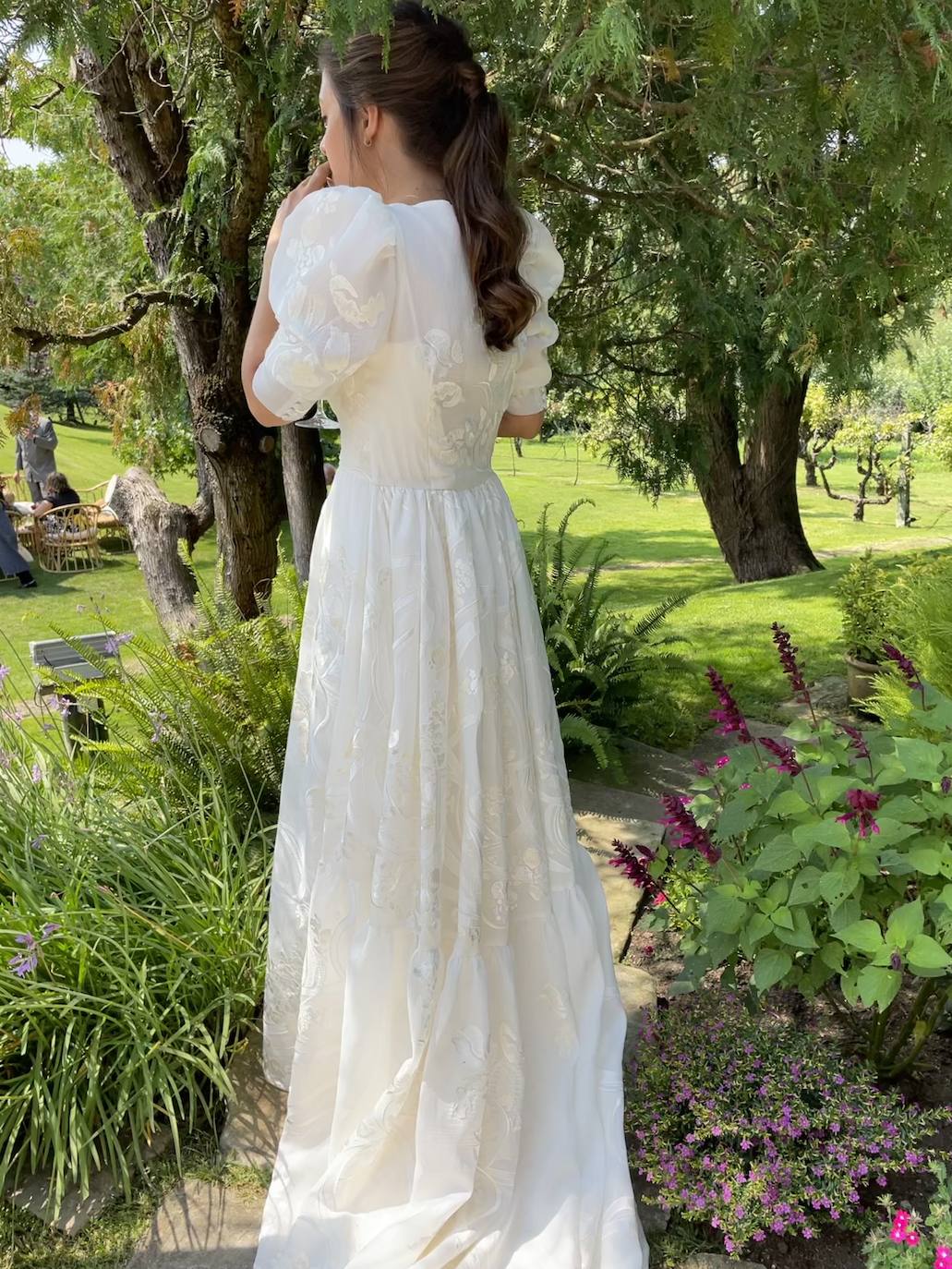 ¿Lugar? Caserío Algorta ¿Vestido de la novia? Paradero Quirós ¿Calzado? Flor de Asoka ¿Maquillaje? Studio Femme ¿Wedding Planner? Martina Por El Norte ¿Decoración floral? Flores Elorz. El enlace de Julene y Carlos se celebró el pasado 21 de agosto. Una boda de ensueño que cumplió con todas las necesidades de la pareja: un evento sofisticado, fino y elegante, con un gran protagonismo floral y una importante presencia del estampado vichy. Un enlace organizado por Martina Por El Norte, perfectamente coordinado y estéticamente muy pensado y trabajado. Una boda que cumplió con todas las expectativas de la pareja. Estas son las imágenes que han trascendido