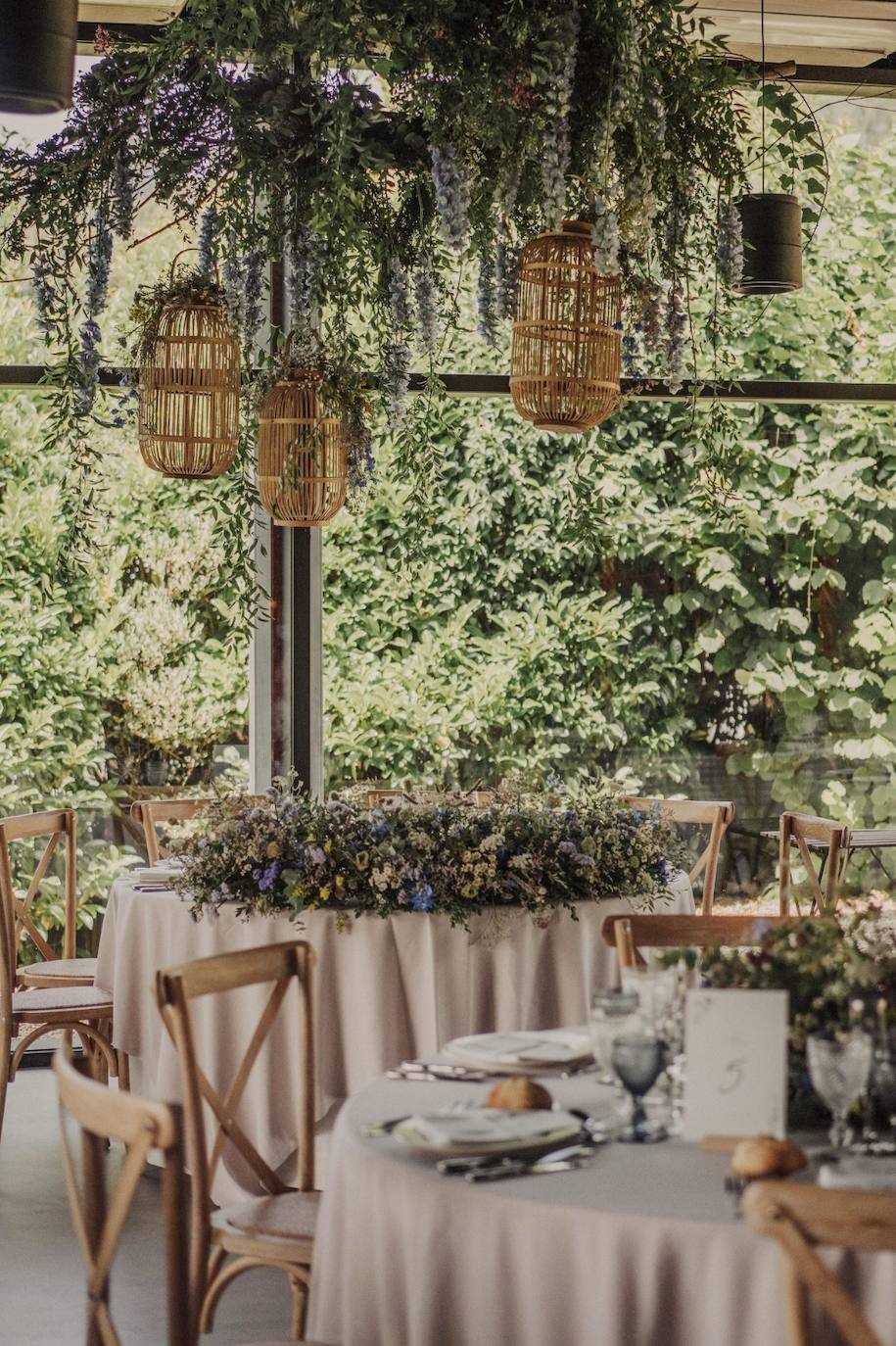 ¿Lugar? Caserío Algorta ¿Vestido de la novia? Paradero Quirós ¿Calzado? Flor de Asoka ¿Maquillaje? Studio Femme ¿Wedding Planner? Martina Por El Norte ¿Decoración floral? Flores Elorz. El enlace de Julene y Carlos se celebró el pasado 21 de agosto. Una boda de ensueño que cumplió con todas las necesidades de la pareja: un evento sofisticado, fino y elegante, con un gran protagonismo floral y una importante presencia del estampado vichy. Un enlace organizado por Martina Por El Norte, perfectamente coordinado y estéticamente muy pensado y trabajado. Una boda que cumplió con todas las expectativas de la pareja. Estas son las imágenes que han trascendido