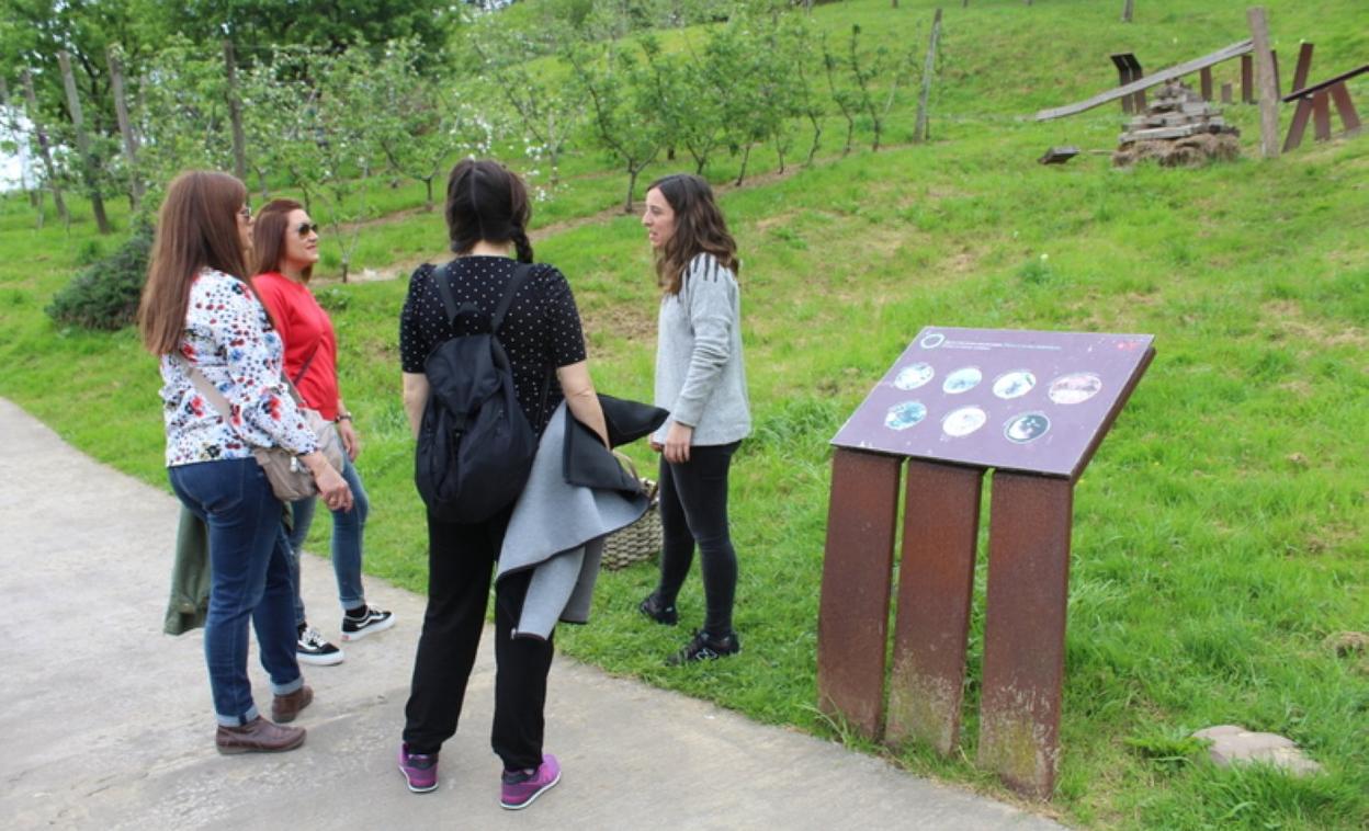 Un grupo de visitantes en Sagardoetxea. 