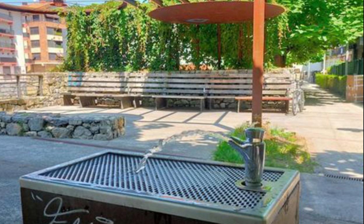 Nueva fuente pública. Tras estar averiada durante largos años, los operarios municipales la han reparado y vuelve a funcionar. Está situada entre la calle Mayor y el paseo del Oría. 