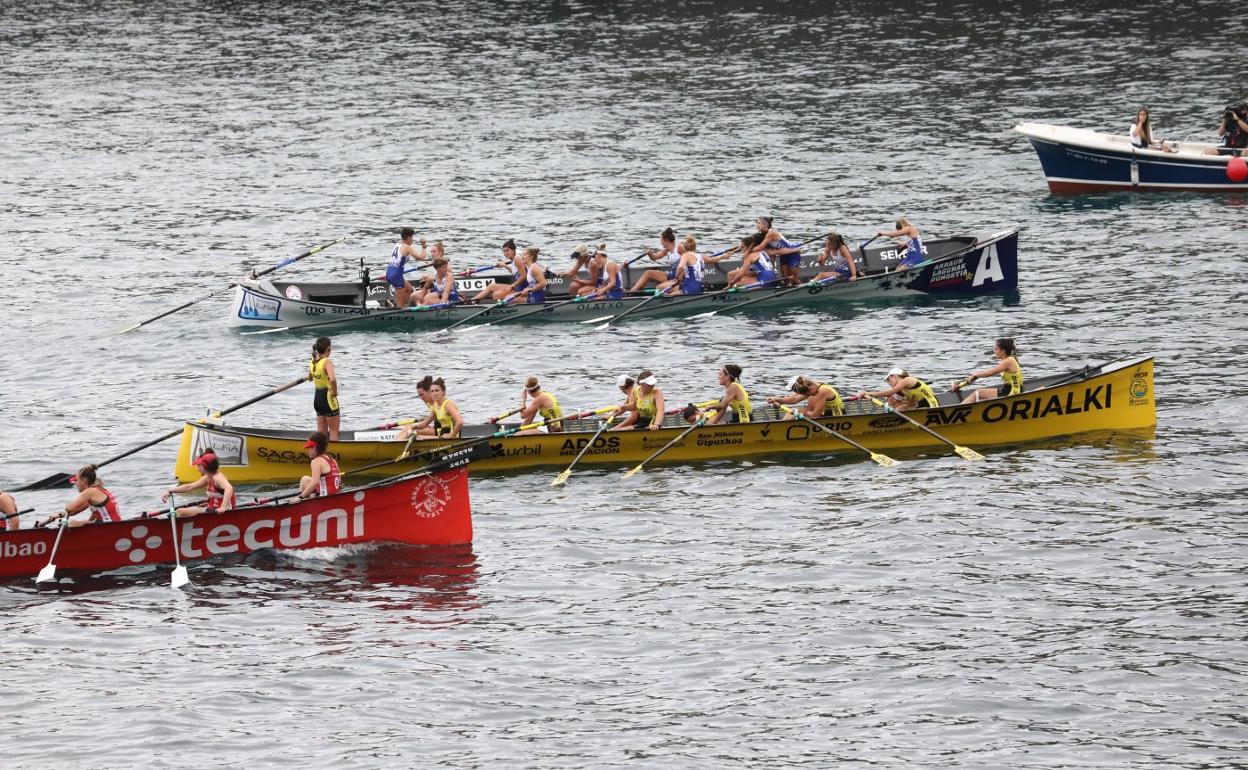 Deusto, Orio y Arraun Lagunak, en una regata de esta temporada. 