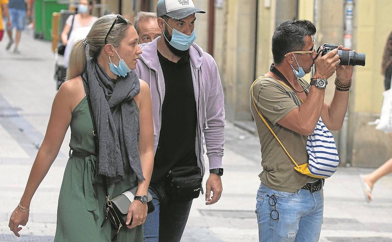 Varias personas pasean por la Parte Vieja de Donostia. 