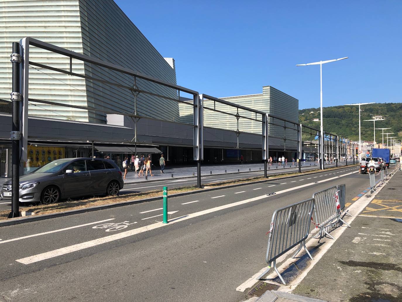 Imagen secundaria 1 - Las estructuras que ya decoran el paseo de la Zurriola. 