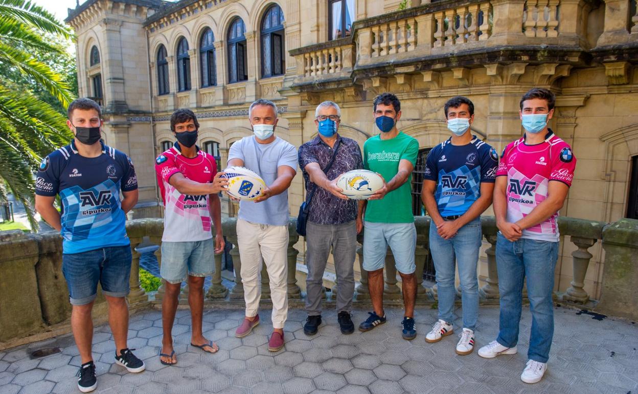 El concejal Ibabe, el presidente Fernando Díez, el entrenador Gorka Bueno y jugadores, ayer. 