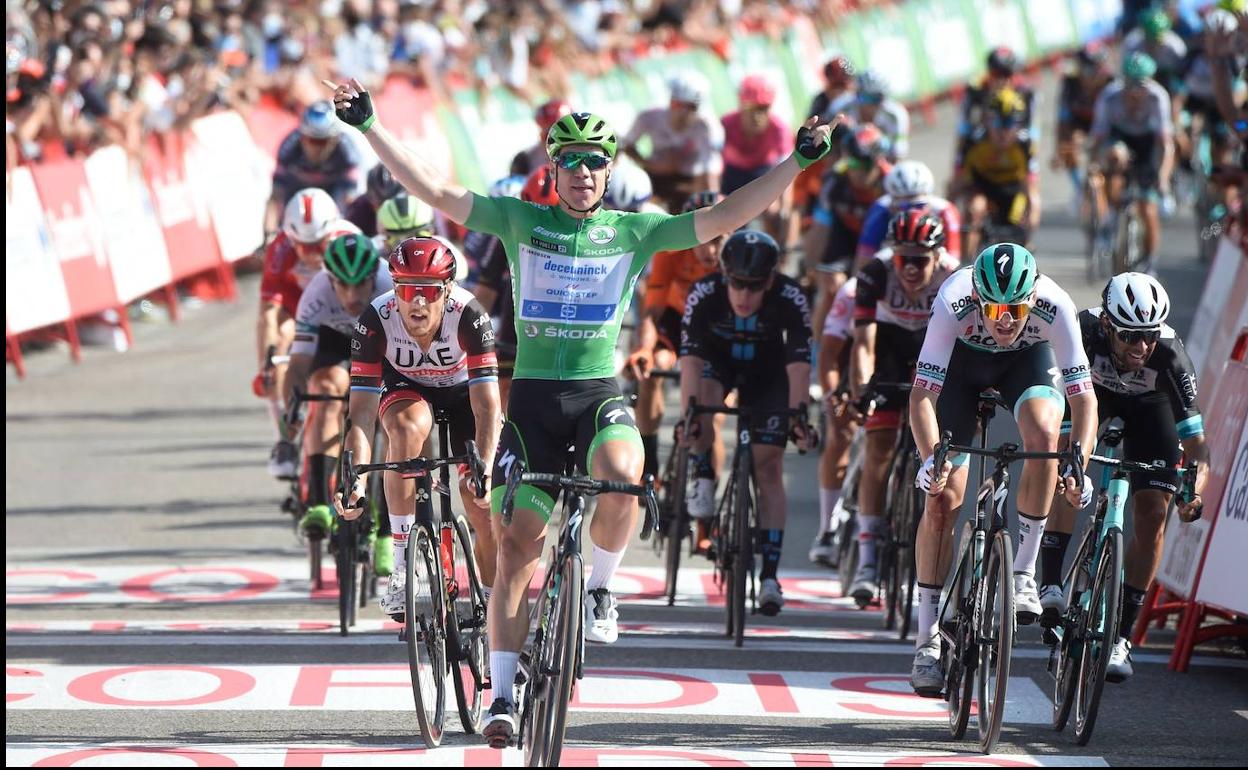 Fabio Jakobsen celebra su victoria en Santa Cruz de Bezana. 