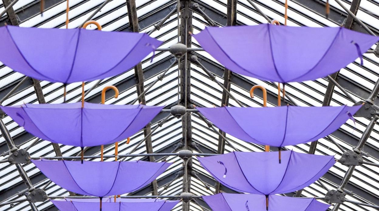 La Plaza Cristales, adornada con paraguas morados a las puertas del pasado mes de marzo. 