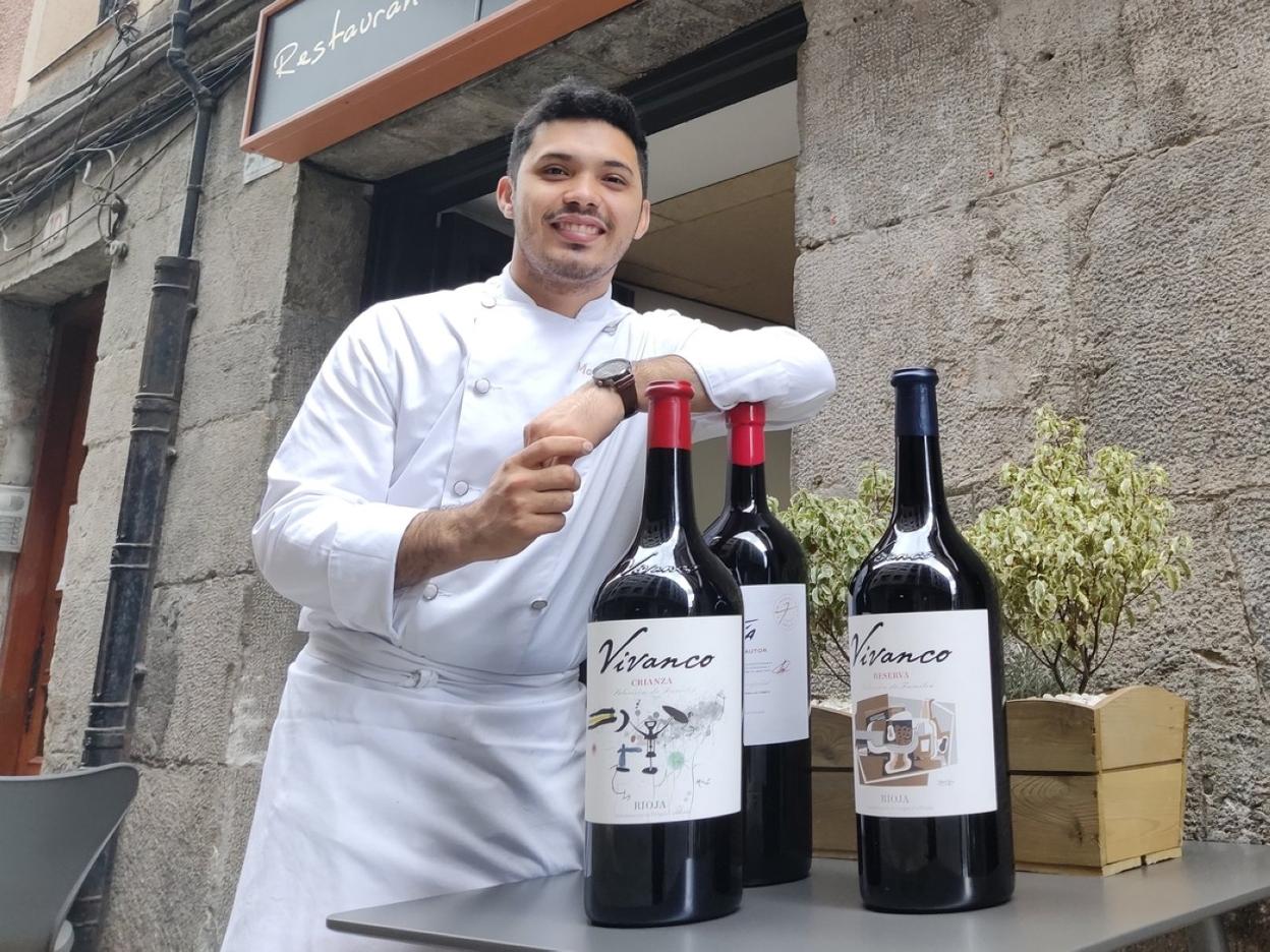 Marcos Vinicius da Silva, en la entrada del restaurante Gorbea en la calle Santa Ana. 