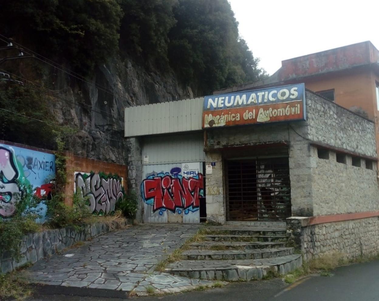 Eraikinaren kanpoaldean egin diren grafitiak. 