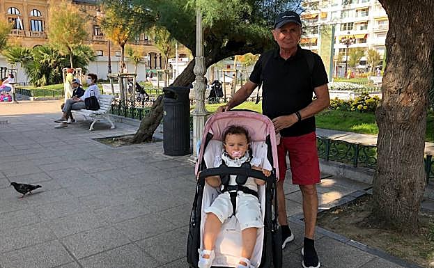 Santiago con su nieta Malen en el parque de Alderdi Eder