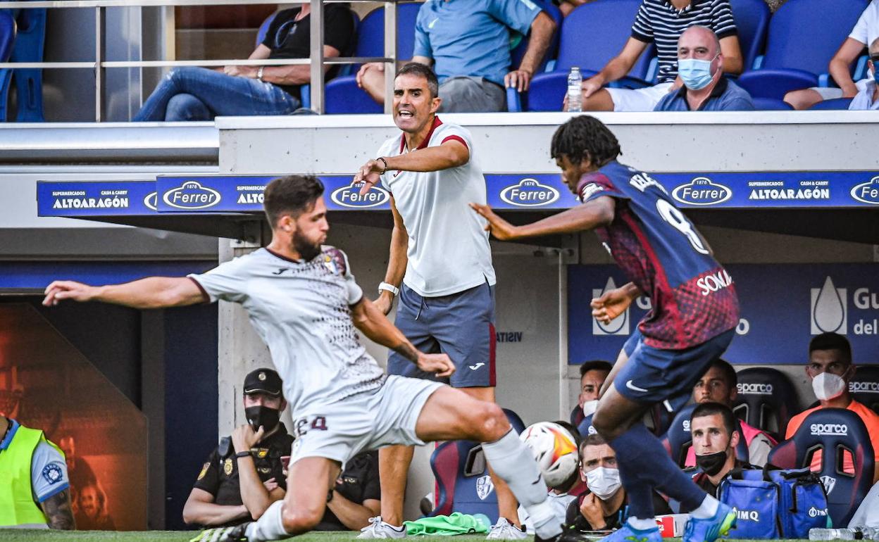Gaizka Garitano dirigiendo a su equipo ante el Huesca. 