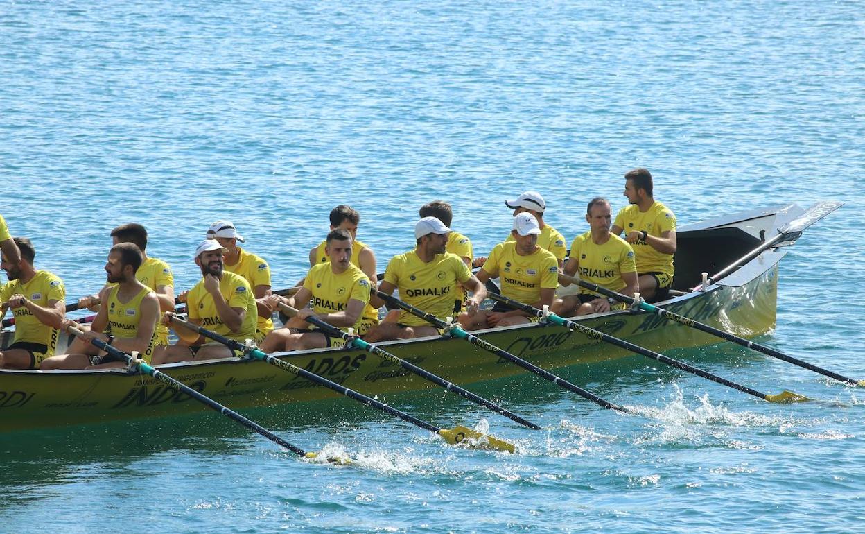 Los remeros de Orio, momentos antes del inicio de la clasificatoria de La Concha. 