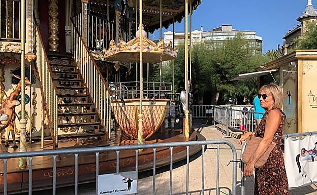 Maritxu observa a su nieta en el tiovivo de Alderdi Eder 