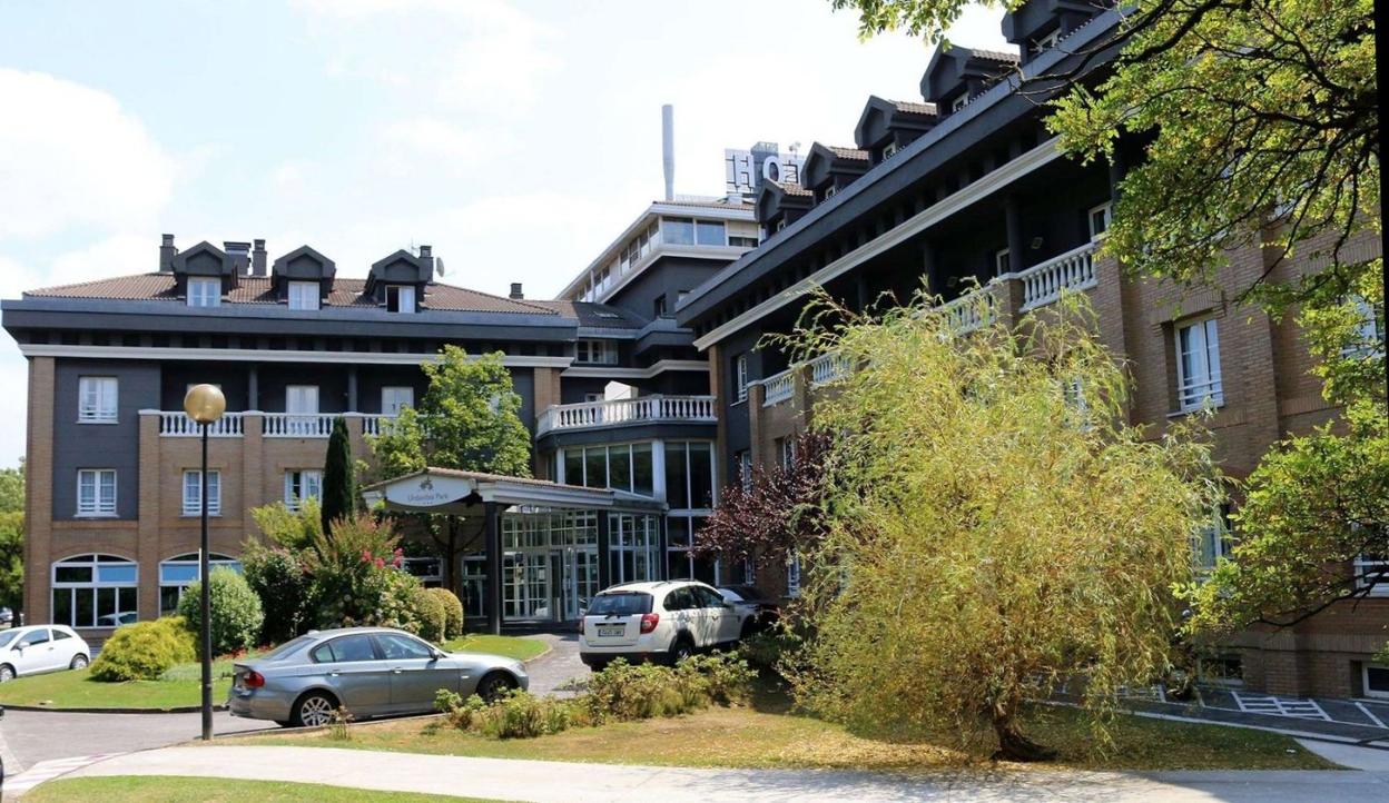 Vista de la fachada principal del hotel Urdanibia Park, en el paseo de Jaizubia, junto a la carrerera GI-636.