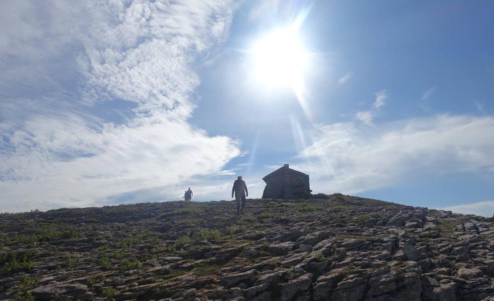 Tras superar la importante pendiente, alcanzamos la zona de pastos donde un nutrido grupo de cabras pastan tranquilamente. Afortunadas ellas.
