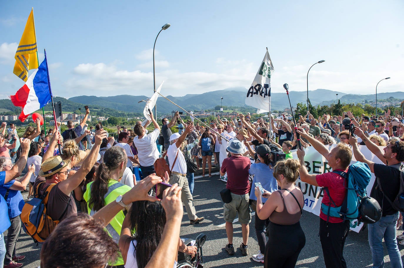 Fotos: Centenares de negacionistas se manifiestan entre Irun y Hendaia y cierran el puente de Santiago
