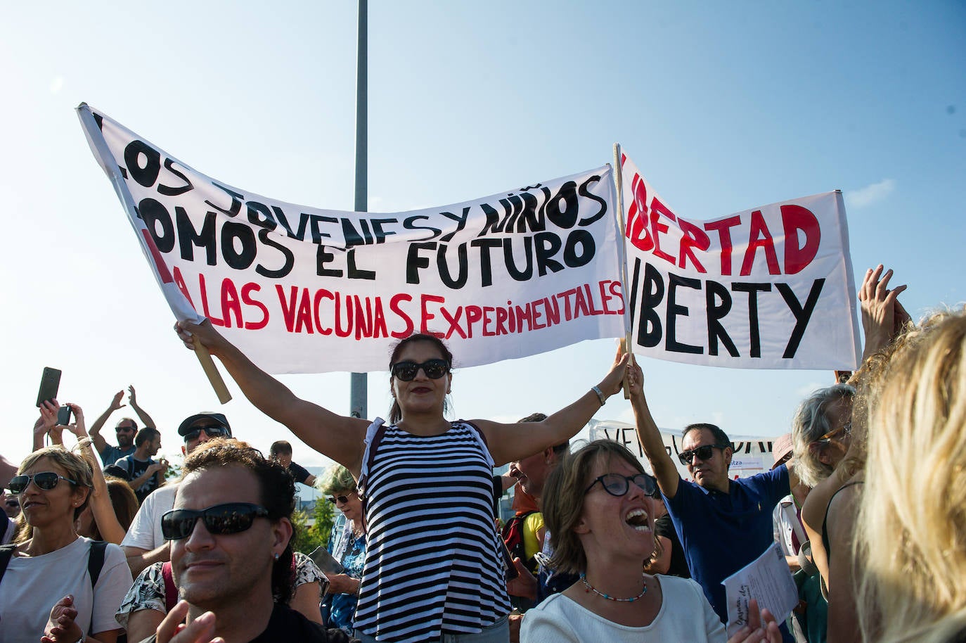 Fotos: Centenares de negacionistas se manifiestan entre Irun y Hendaia y cierran el puente de Santiago