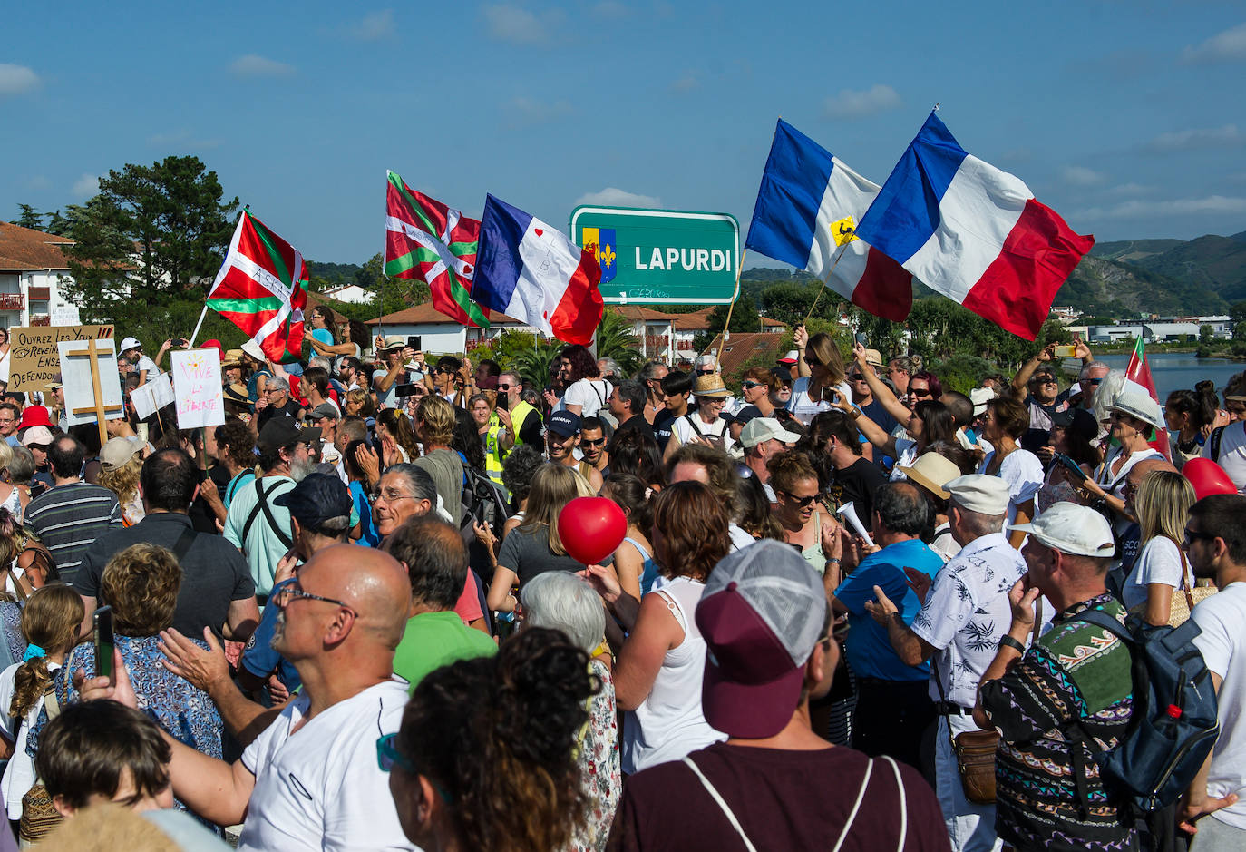 Fotos: Centenares de negacionistas se manifiestan entre Irun y Hendaia y cierran el puente de Santiago