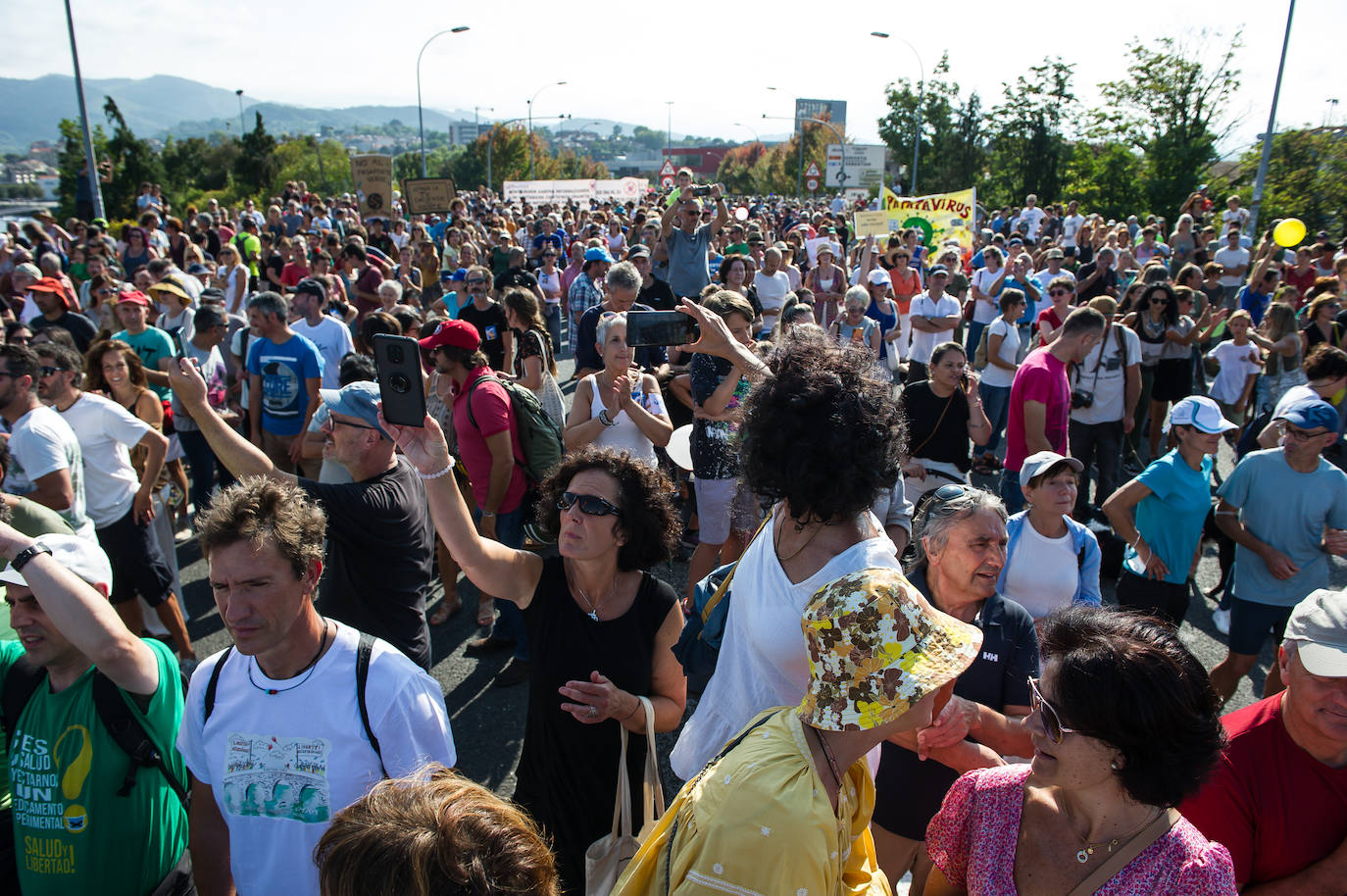 Fotos: Centenares de negacionistas se manifiestan entre Irun y Hendaia y cierran el puente de Santiago