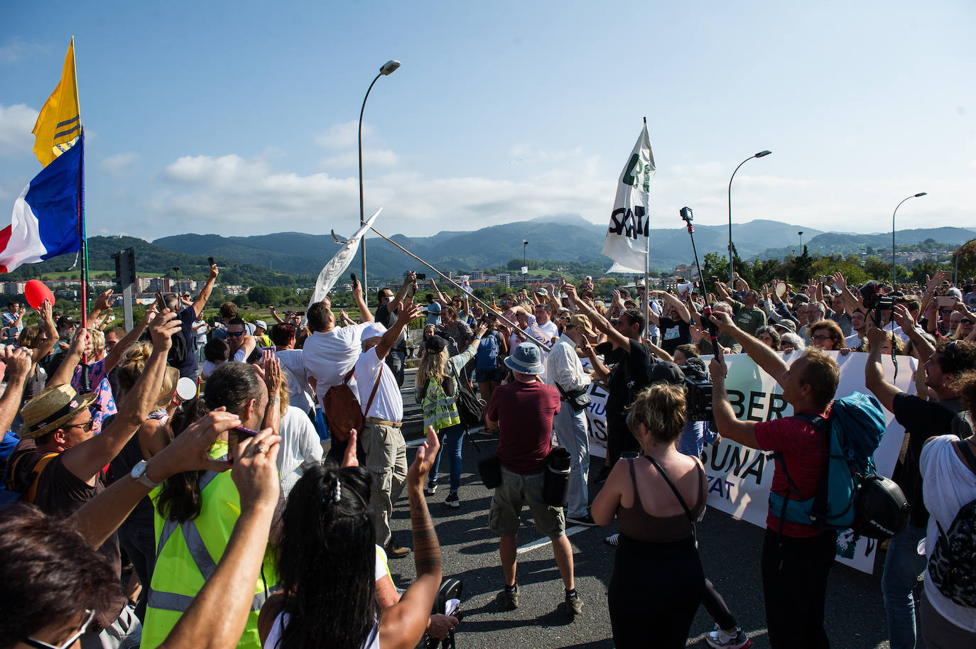 Fotos: Centenares de negacionistas se manifiestan entre Irun y Hendaia y cierran el puente de Santiago