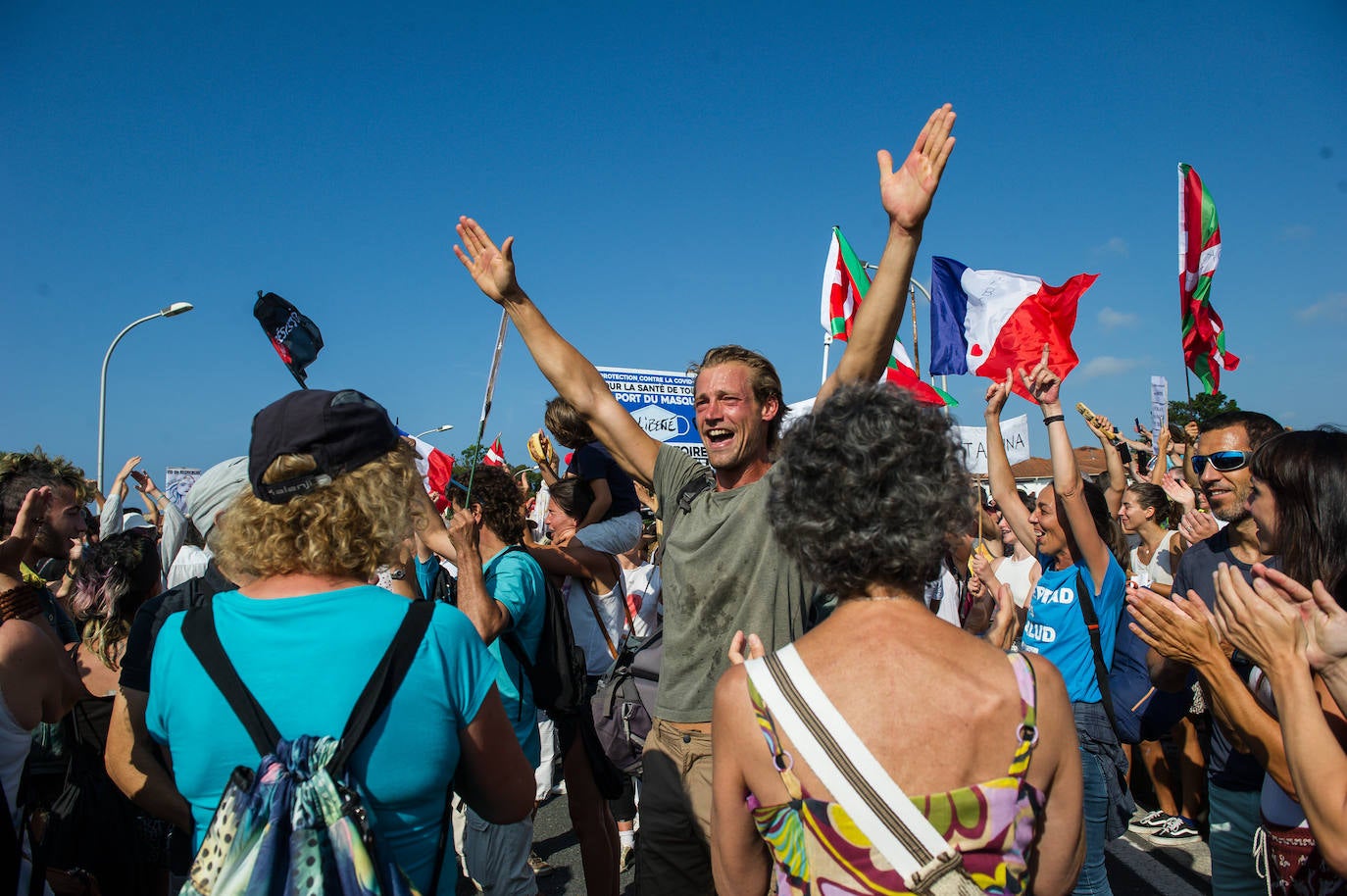 Fotos: Centenares de negacionistas se manifiestan entre Irun y Hendaia y cierran el puente de Santiago