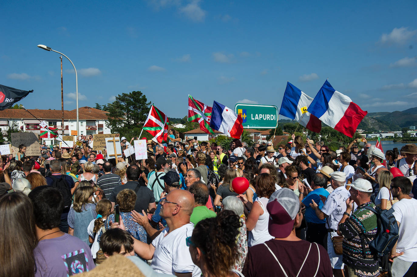 Fotos: Centenares de negacionistas se manifiestan entre Irun y Hendaia y cierran el puente de Santiago