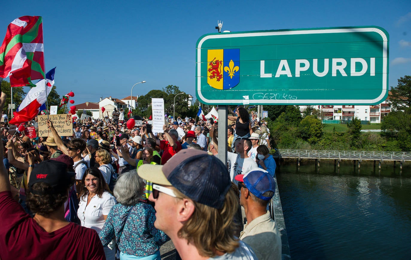 Fotos: Centenares de negacionistas se manifiestan entre Irun y Hendaia y cierran el puente de Santiago