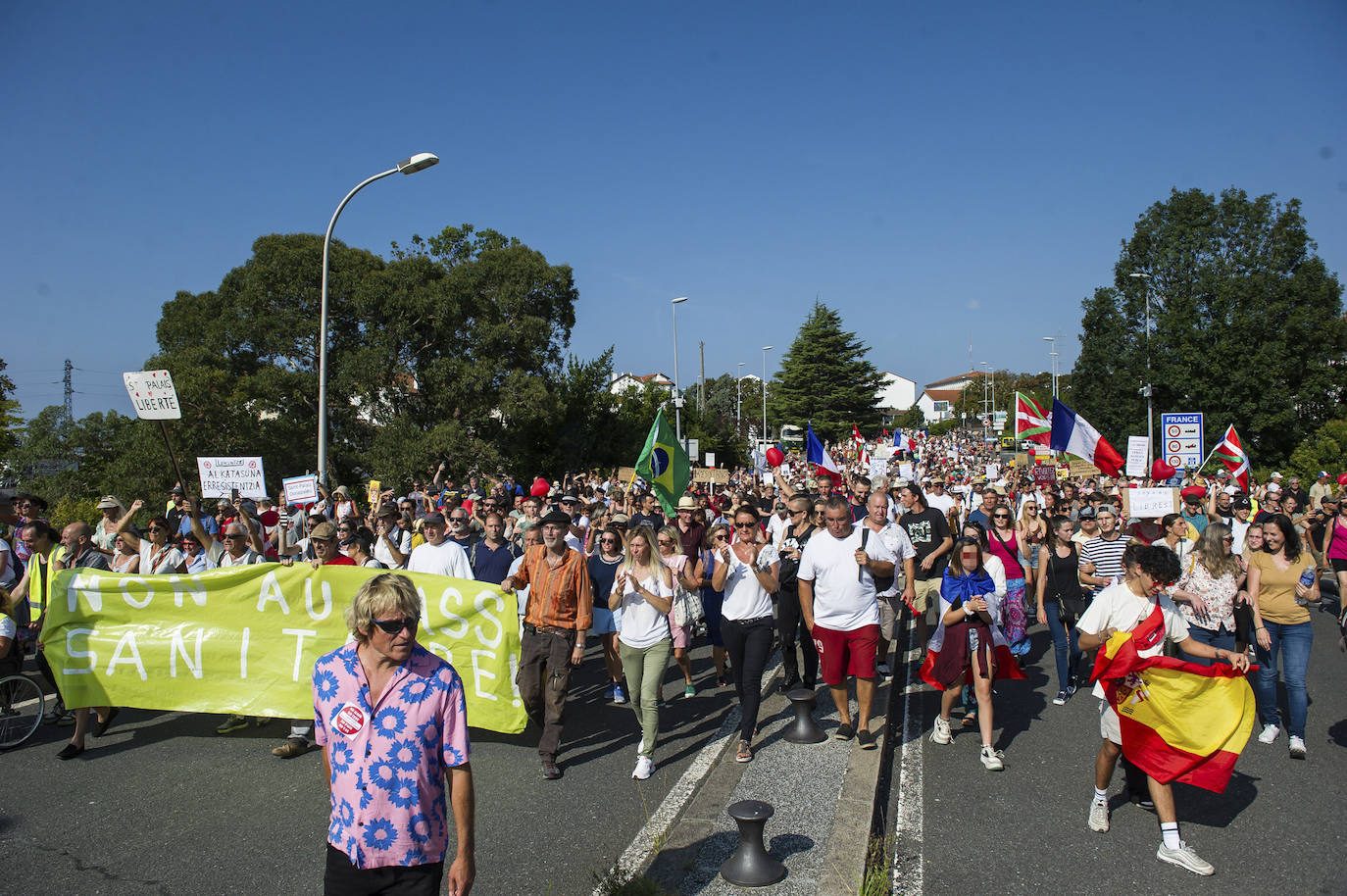 Fotos: Centenares de negacionistas se manifiestan entre Irun y Hendaia y cierran el puente de Santiago