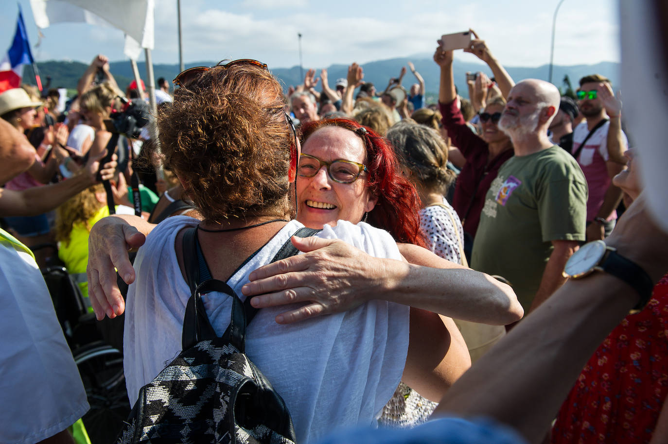 Fotos: Centenares de negacionistas se manifiestan entre Irun y Hendaia y cierran el puente de Santiago