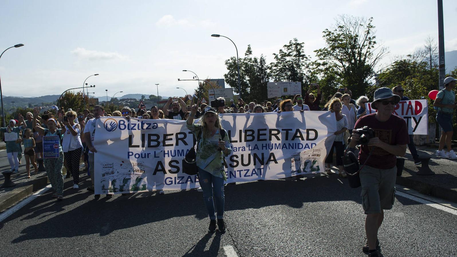Fotos: Centenares de negacionistas se manifiestan entre Irun y Hendaia y cierran el puente de Santiago