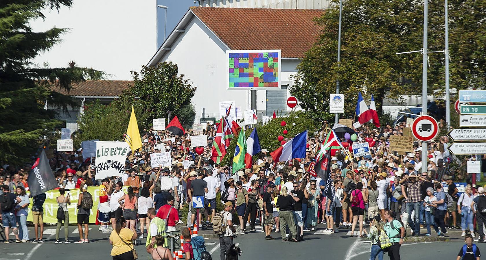 Fotos: Centenares de negacionistas se manifiestan entre Irun y Hendaia y cierran el puente de Santiago