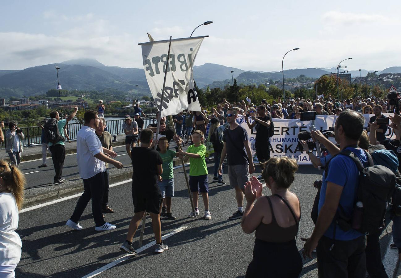 Fotos: Centenares de negacionistas se manifiestan entre Irun y Hendaia y cierran el puente de Santiago