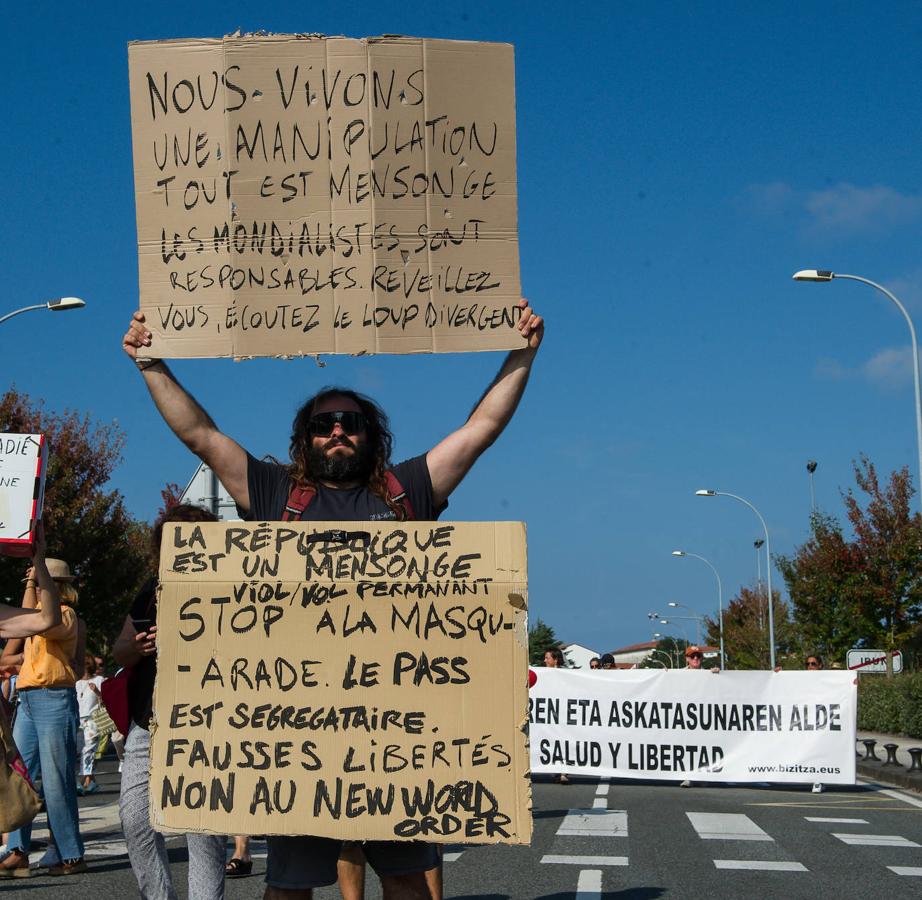 Fotos: Centenares de negacionistas se manifiestan entre Irun y Hendaia y cierran el puente de Santiago