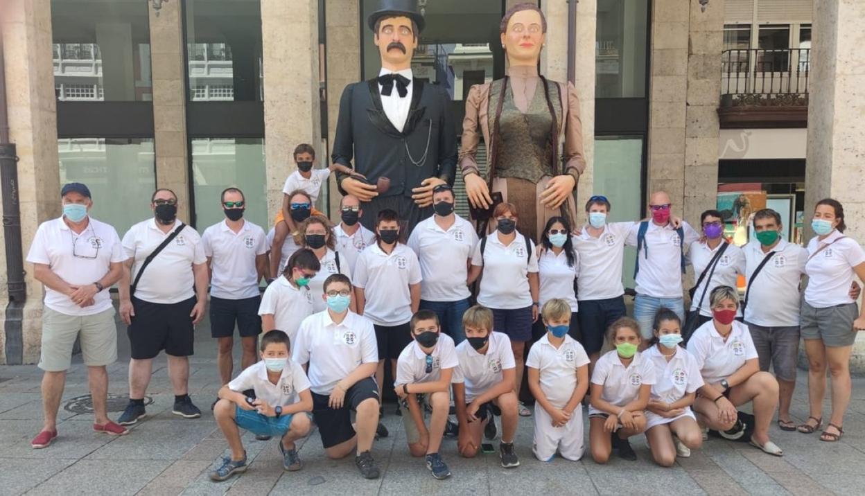 La expedición de Bergarako Erraldoi Taldea posó acompañada de los gigantes Elegantes. 