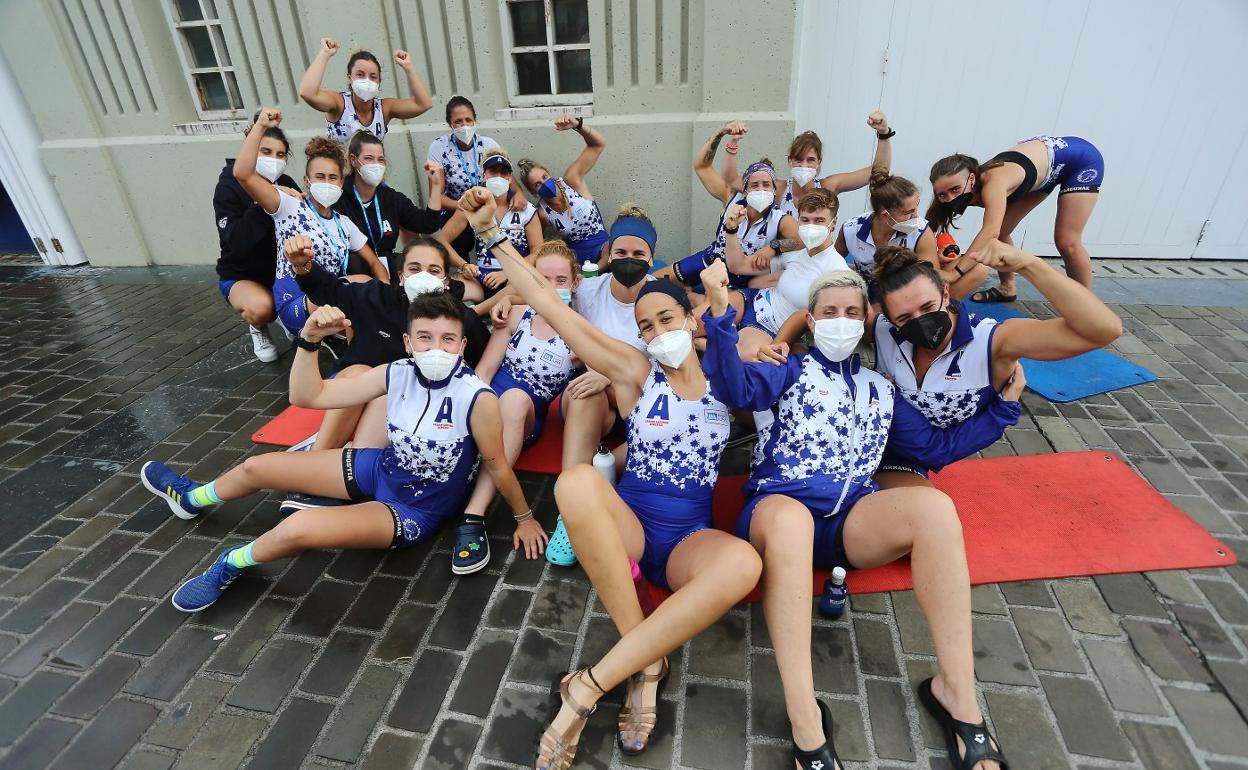 Las remeras de Donostia Arraun Lagunak celebran el primer puesto logrado en la clasificatoria que les da el billete para pelear por la bandera desde mañana. 